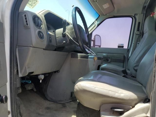 2010 Ford Econoline E350 Super Duty Cutaway Van
