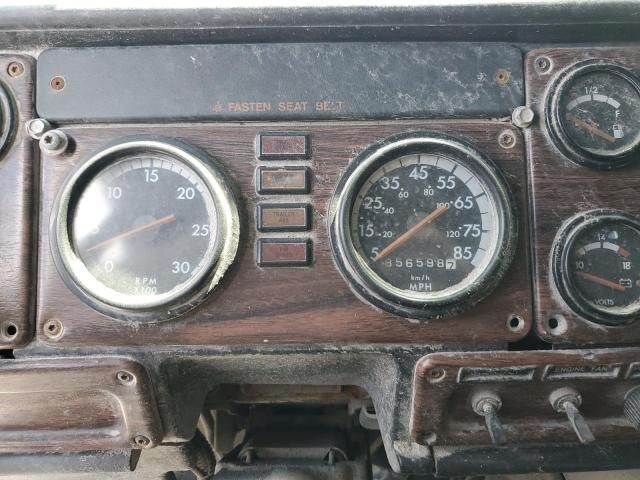 2000 Freightliner FLD Semi Truck