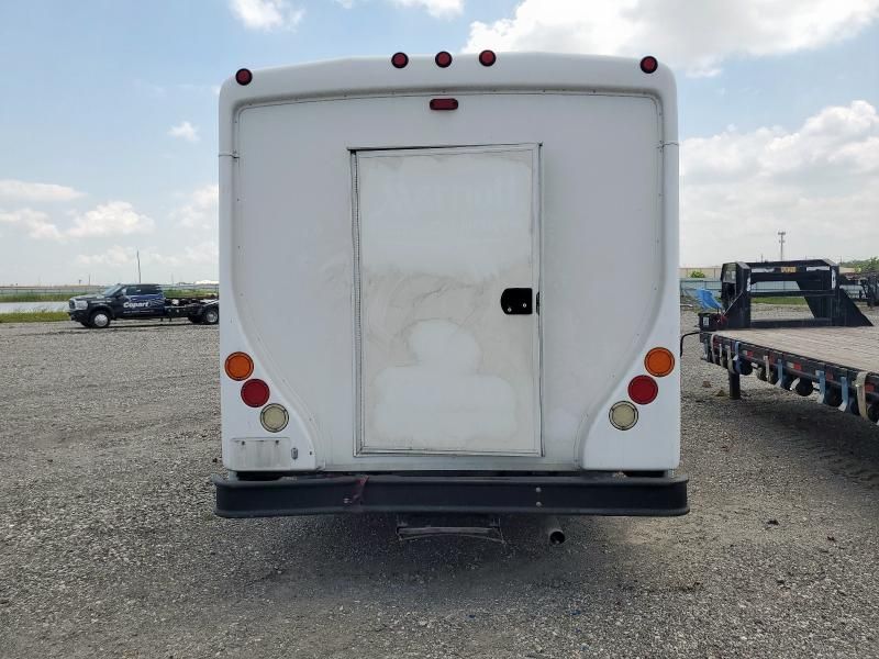 2016 Ford Econoline E450 Super Duty Cutaway Van