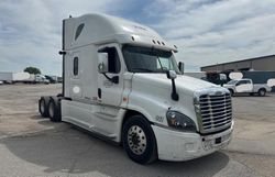 Salvage trucks for sale at Kansas City, KS auction: 2017 Freightliner Cascadia 125