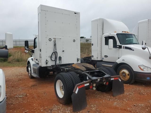 2017 Peterbilt Tractor 579 Semi Truck