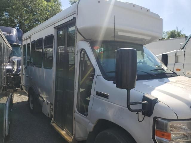 2017 Ford Econoline E350 Super Duty Cutaway Van