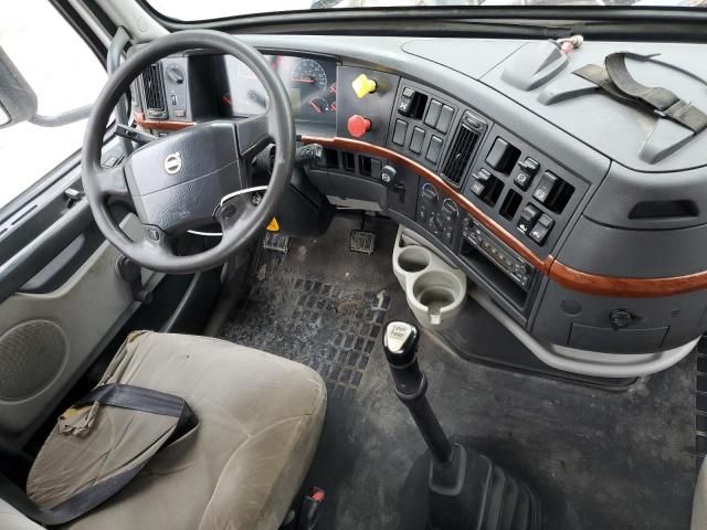 2007 Volvo VNL Semi Truck