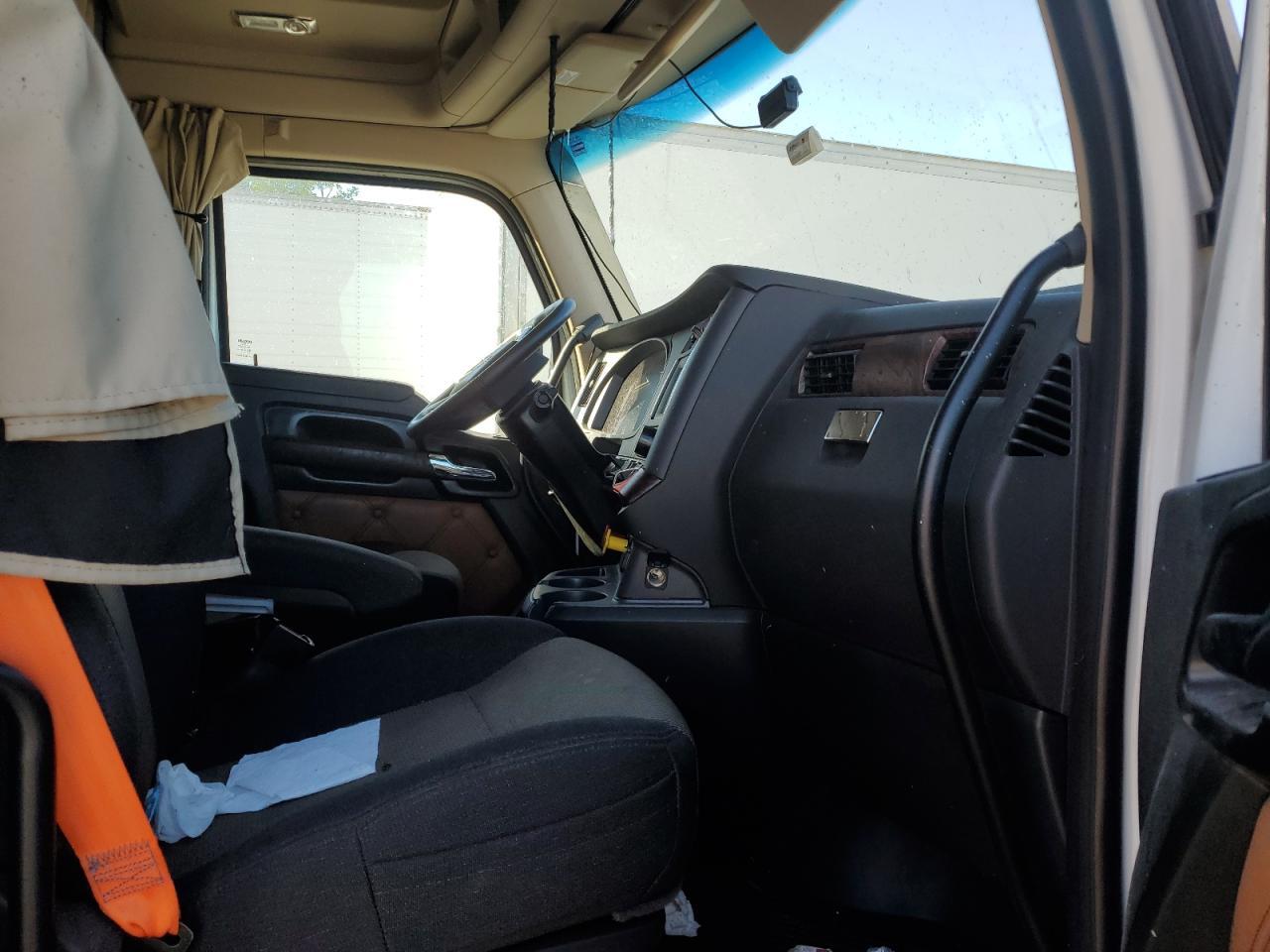 2025 Kenworth T680 Semi Truck
