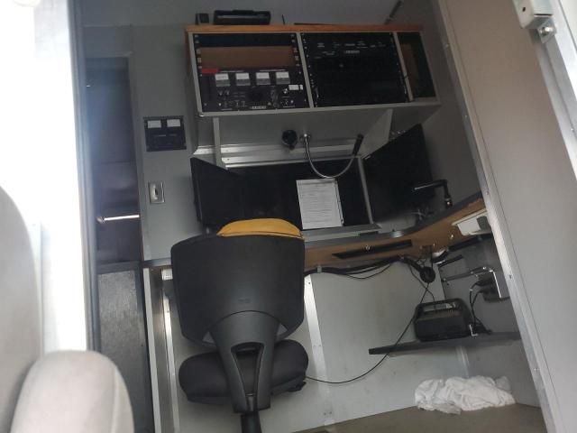 2010 Ford Econoline E450 Super Duty Cutaway Van