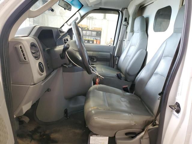 2014 Ford Econoline E350 Super Duty Cutaway Van