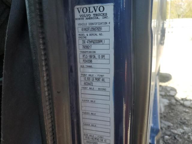 2005 Volvo VNL Semi Truck