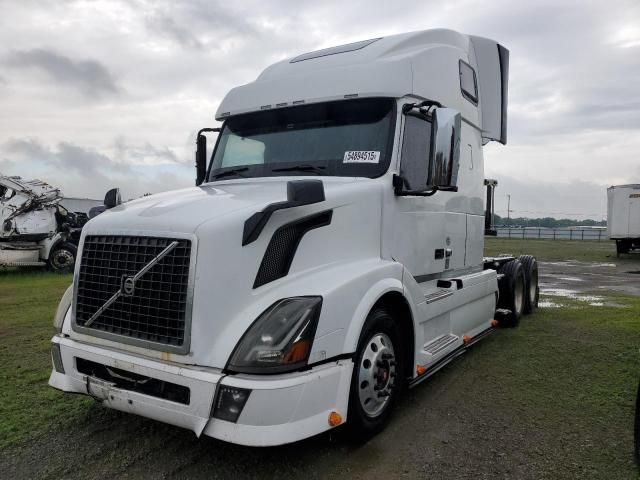 2013 Volvo VNL Semi Truck