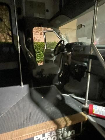 2012 Ford Econoline E450 Super Duty Cutaway Van