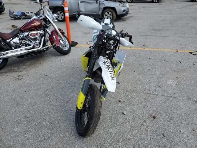 2021 Husqvarna Supermoto 701