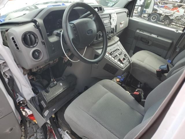 2019 Ford Econoline E450 Super Duty Cutaway Van