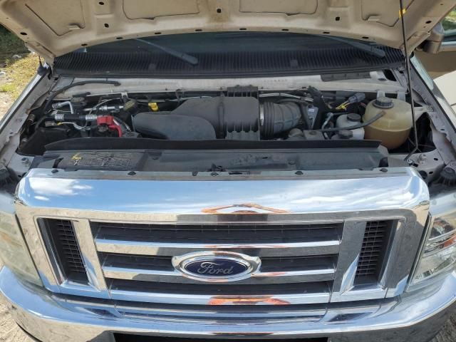 2012 Ford Econoline E450 Super Duty Cutaway Van