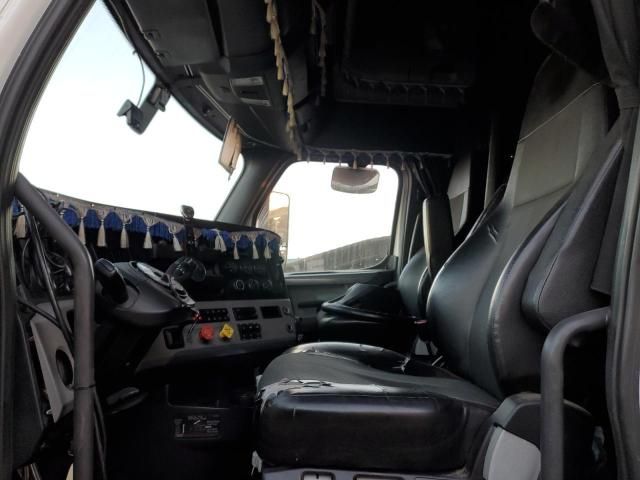 2019 Freightliner Cascadia 126