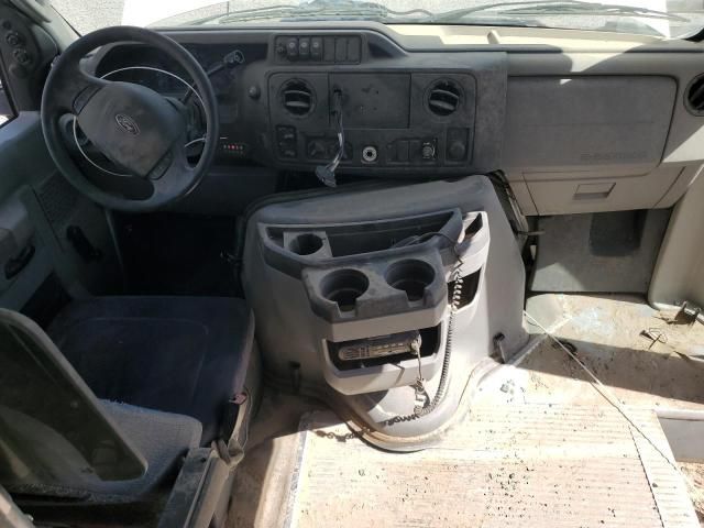 2011 Ford Econoline E450 Super Duty Cutaway Van