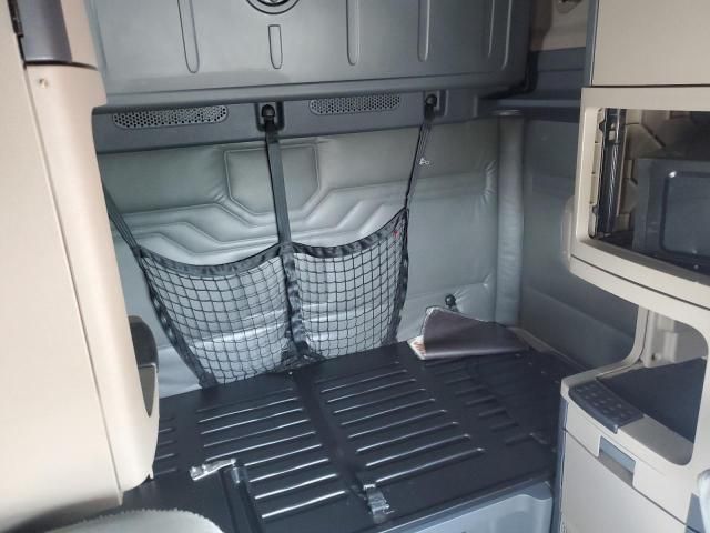 2016 Freightliner Cascadia 125 Semi Truck