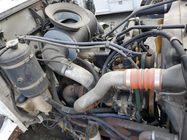 2004 Peterbilt 330 BOX Truck