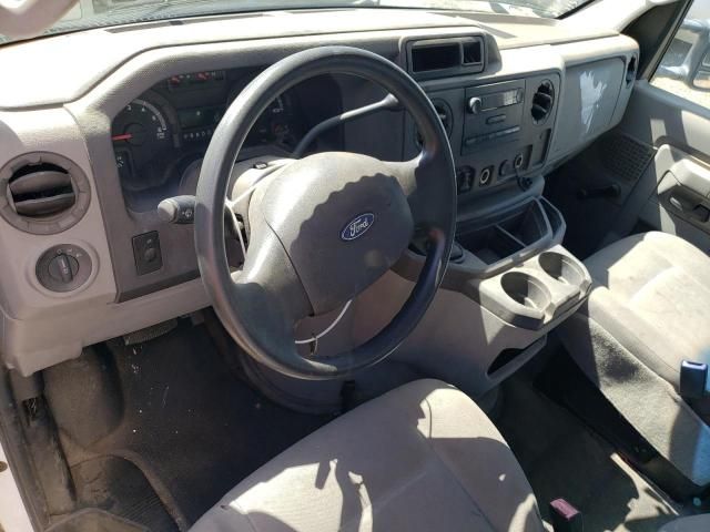 2010 Ford Econoline E350 Super Duty Cutaway Van