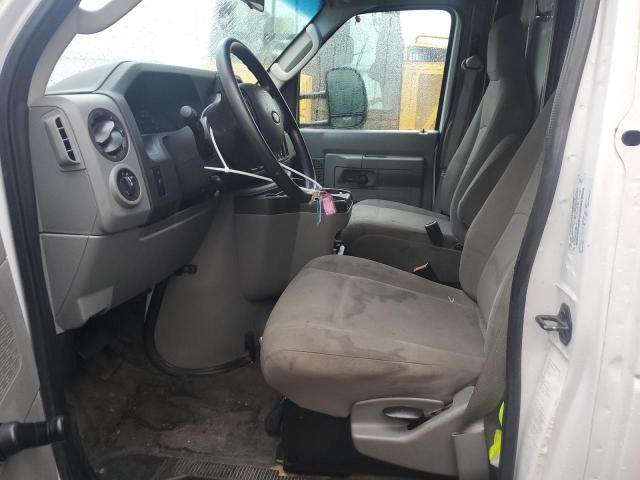 2010 Ford Econoline E450 Super Duty Cutaway Van