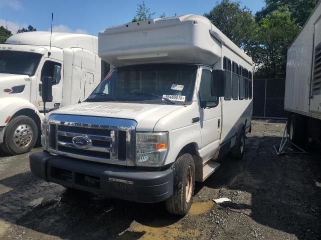 2017 Ford Econoline E350 Super Duty Cutaway Van