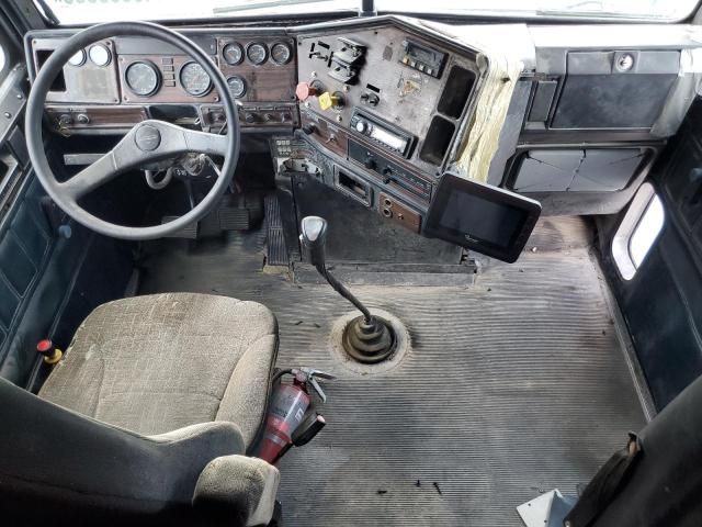2000 Freightliner FLD Semi Truck