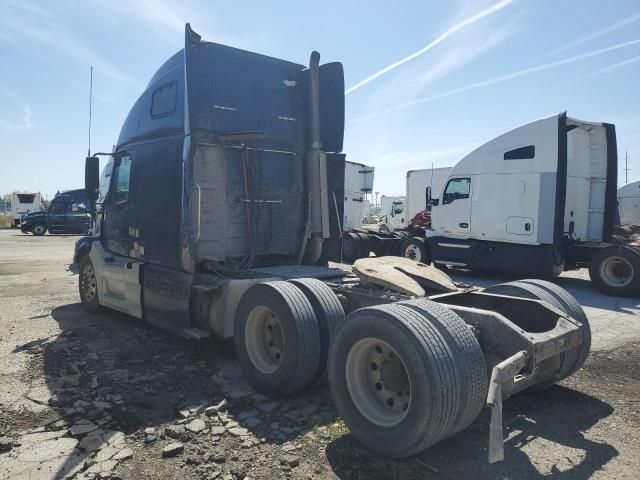 2005 Volvo VNL Semi Truck