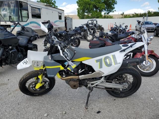 2021 Husqvarna Supermoto 701