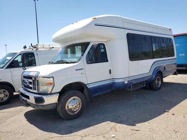 2010 Ford Econoline E350 Super Duty Cutaway Van