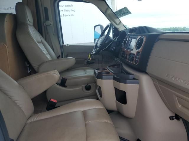 2017 Ford Econoline E450 Super Duty Cutaway Van