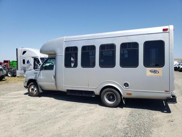 2011 Ford Econoline E450 Super Duty Cutaway Van