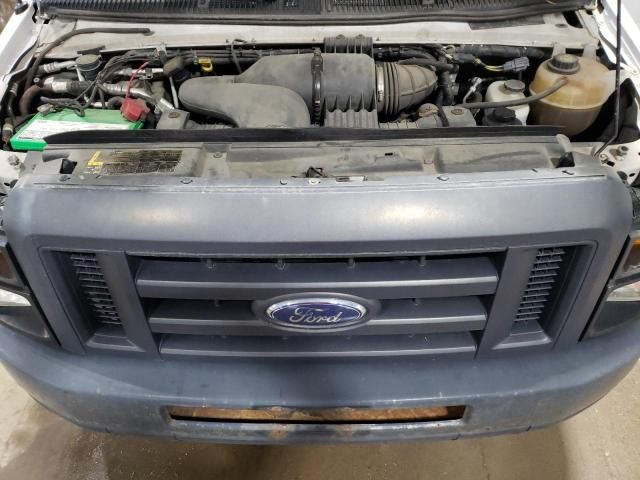 2013 Ford Econoline E450 Super Duty Cutaway Van