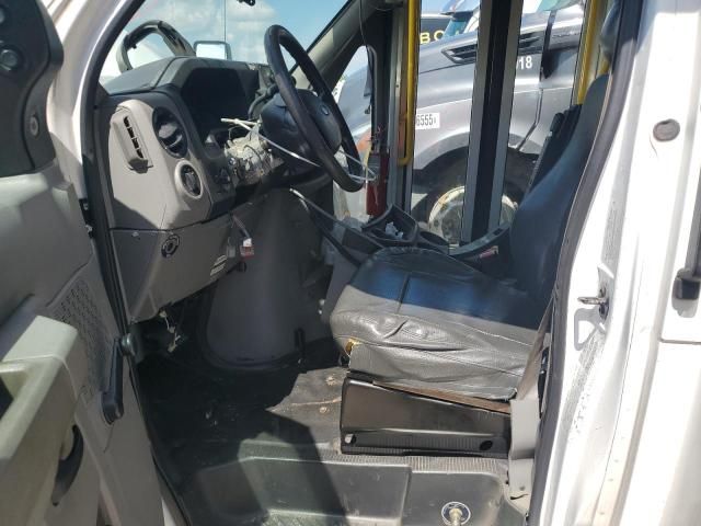 2016 Ford Econoline E450 Super Duty Cutaway Van