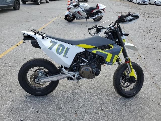 2021 Husqvarna Supermoto 701