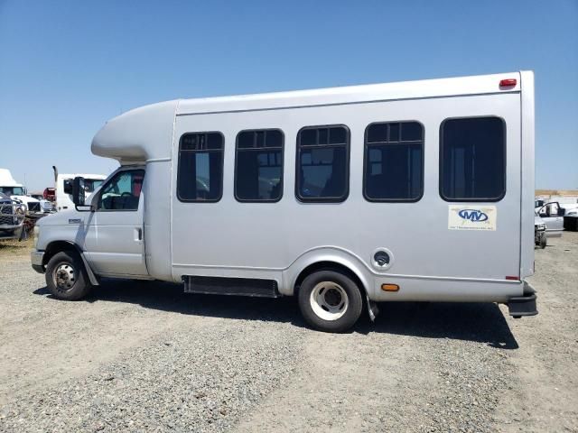 2011 Ford Econoline E450 Super Duty Cutaway Van