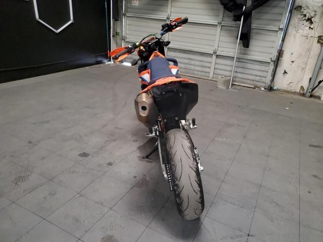 2023 KTM 690 SMC R
