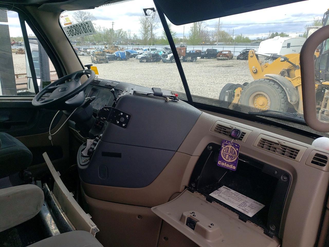 2013 Freightliner Cascadia 1-Semi Truck