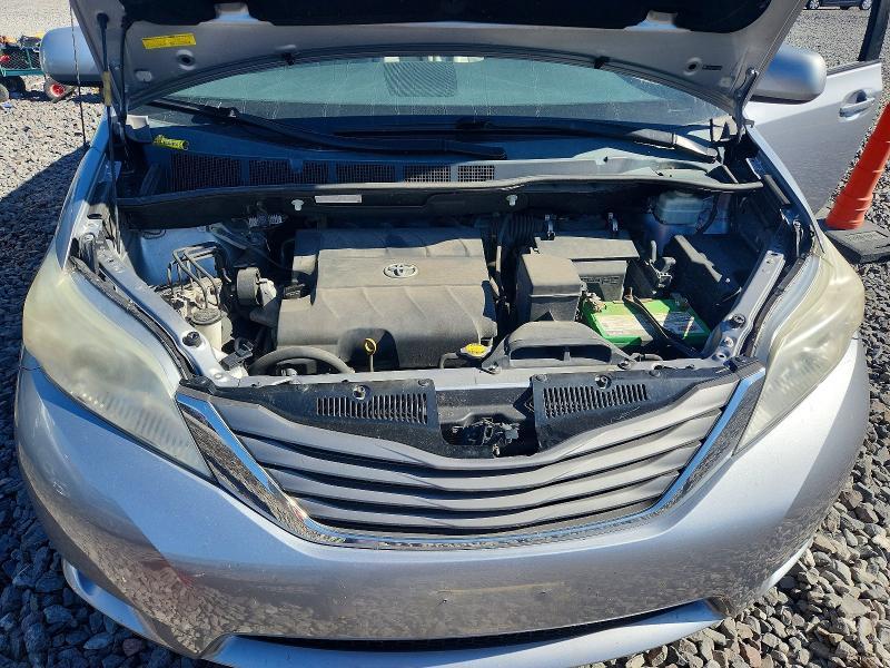2011 Toyota Sienna xle 8-passenger