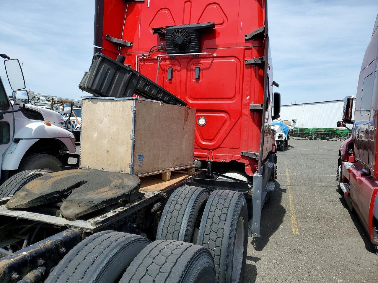 2019 Freightliner Cascadia 1-DRY Van Trailer