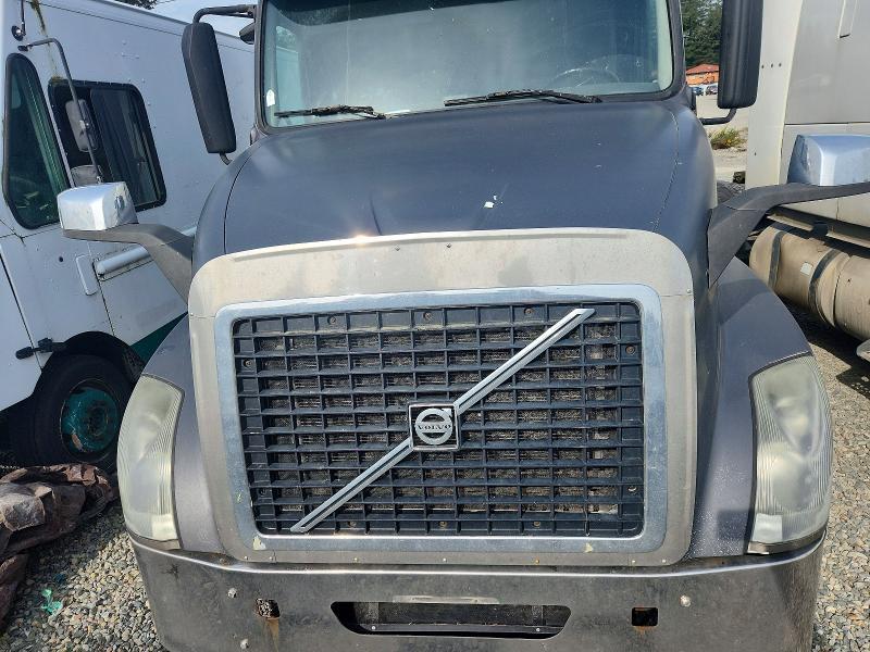 2011 Volv O VNL Semi Truck