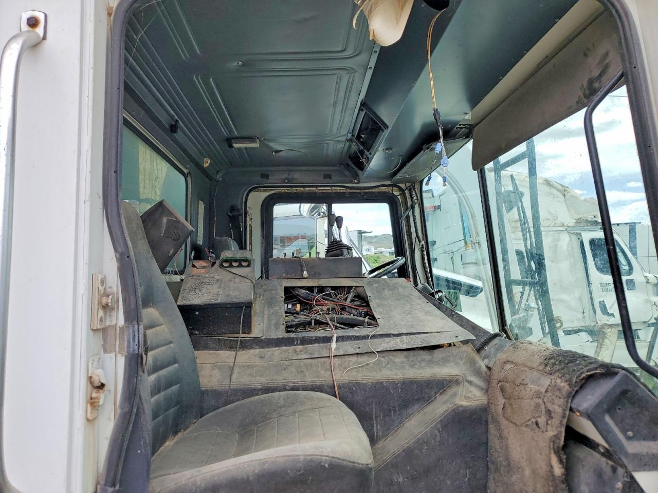 2001 Mack MR690S Refuse Truck