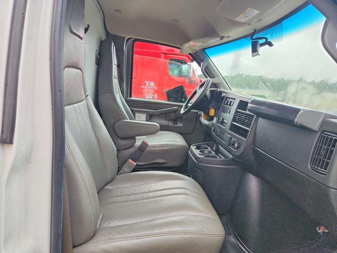 2022 GMC Savana BOX Truck