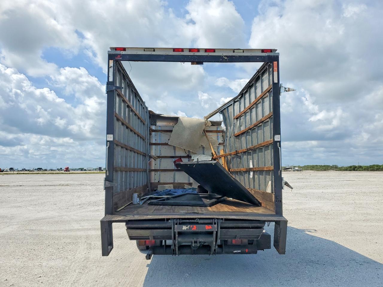 2010 Isuzu NPR BOX Truck