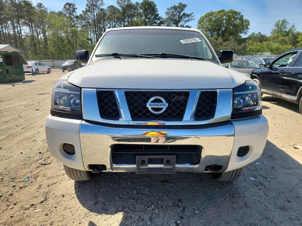 2011 Nissan Titan SV