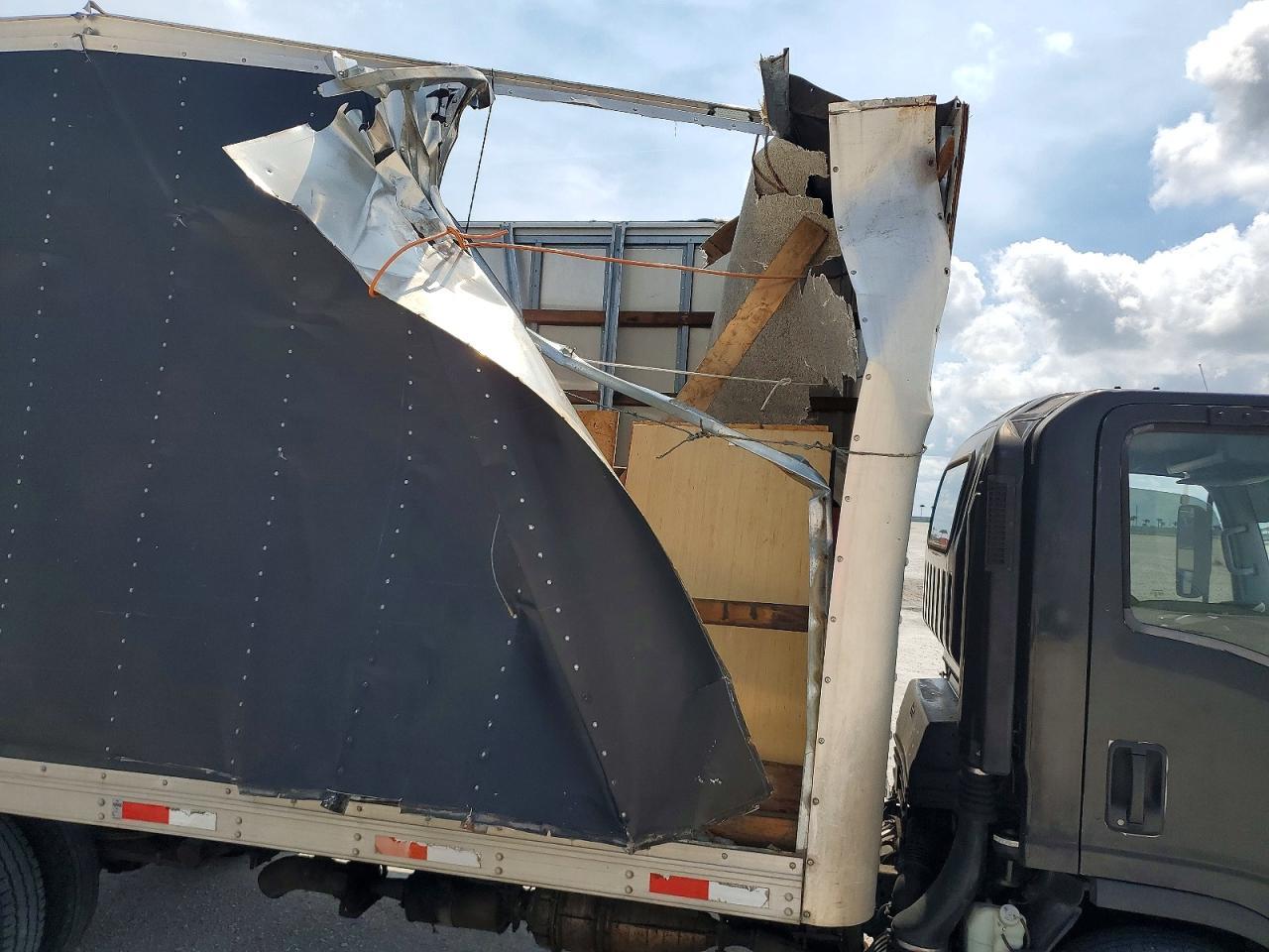 2010 Isuzu NPR BOX Truck