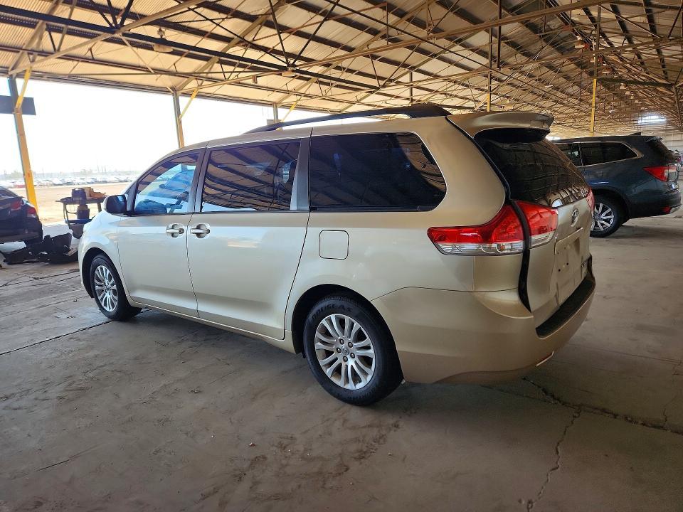 2013 Toyota Sienna xle 8-passenger