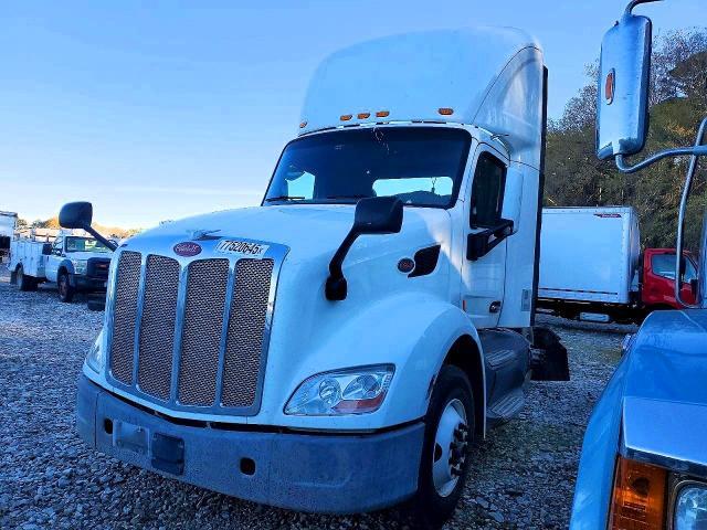 2017 Peterbilt 579 Semi Truck
