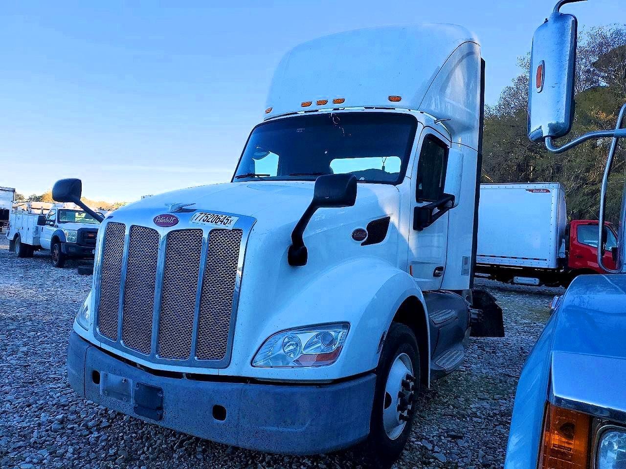 2017 Peterbilt 579 Semi Truck