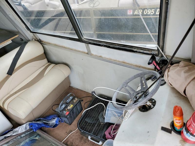 2001 Sun Tracker Boat