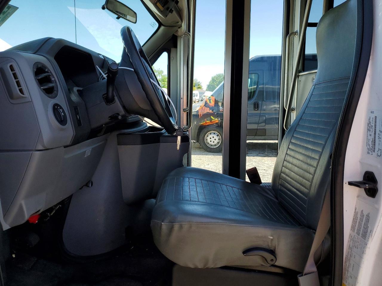 2009 Ford E350 Shuttle Bus