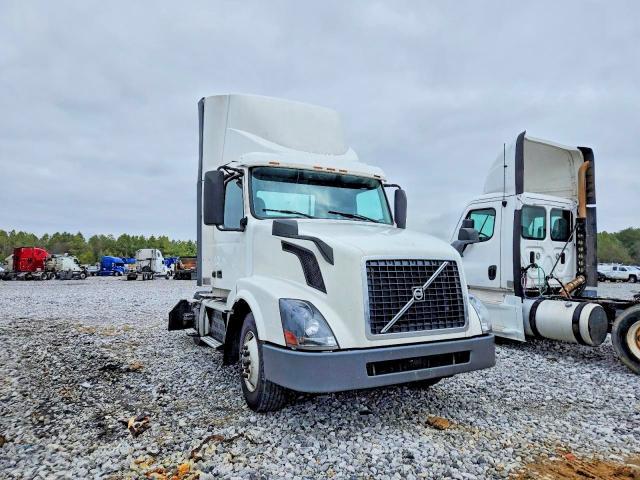 2017 Volvo VNL Semi Truck