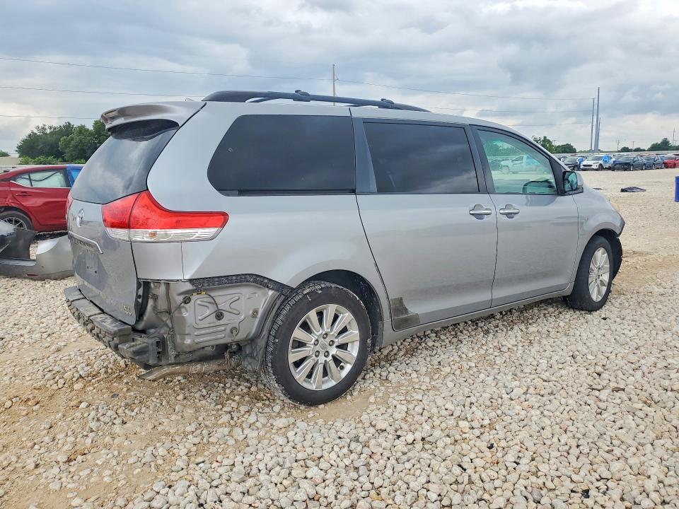 2011 Toyota Sienna xle 7-passenger